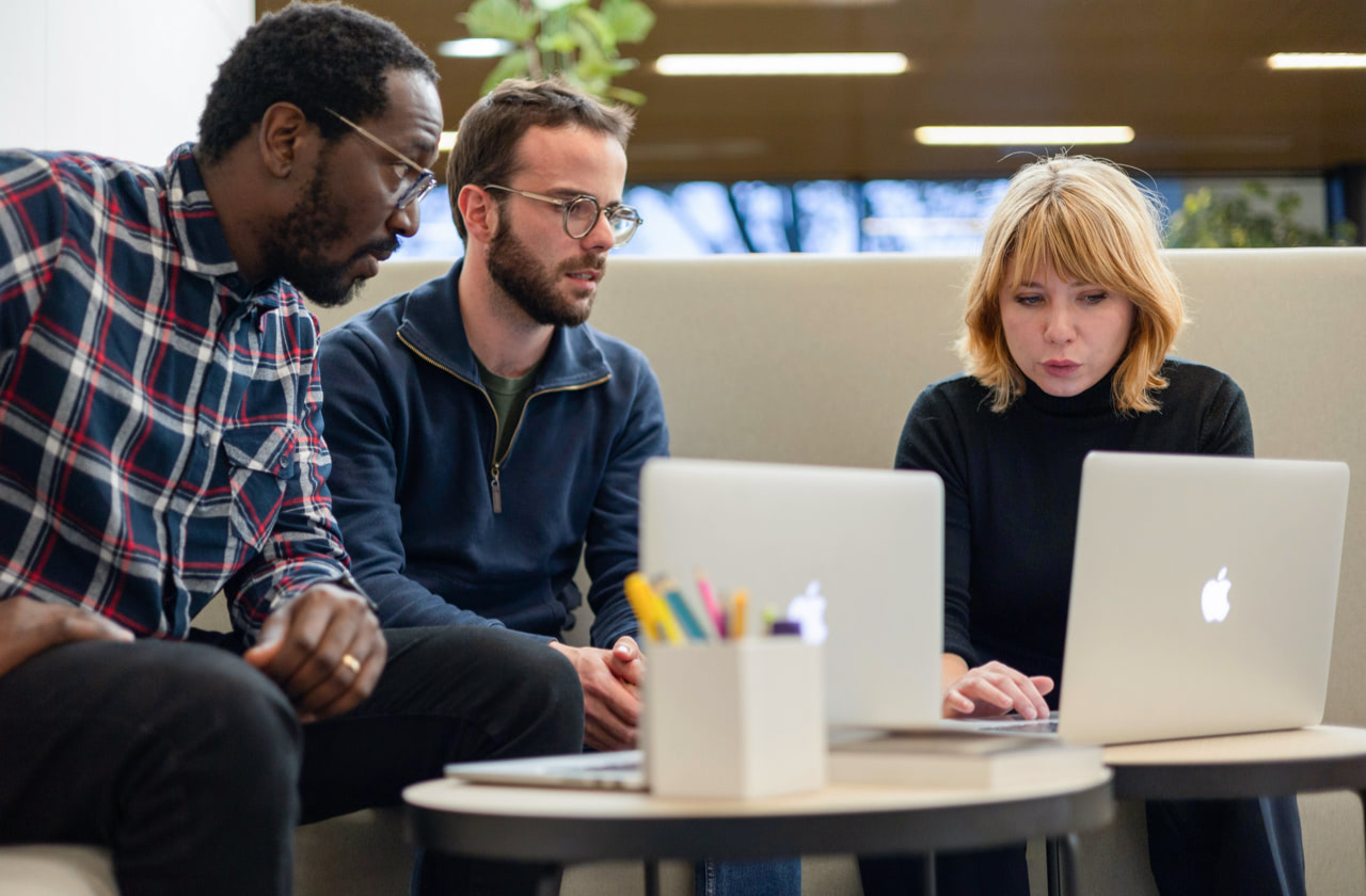 Personne regardant une formation